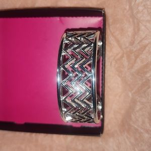 Cuff Bracelet Chevron Silvertone